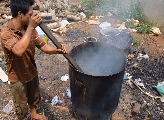 Cơ quan công an bắt một cơ sở sản xuất cà phê “bẩn” bằng bột đậu nành và ngô trên địa bàn tỉnh Đắk Lắk