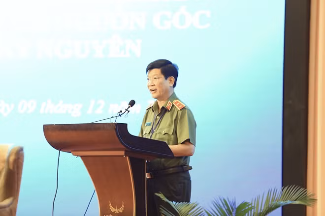 Trung tướng Nguyễn Văn Sơn, Thứ trưởng Bộ Công an báo cáo tham luận tại hội nghị