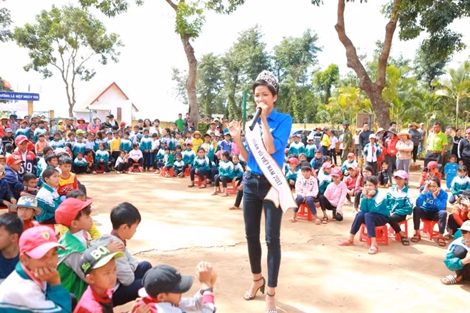 Trường Tiểu học Lê Thị Hồng Gấm là ngôi trường có 100% con em đồng bào dân tộc theo học nên khi trao đổi tại buổi giao lưu, Hoa hậu H’Hen Niê đã phải dùng tiếng đồng bào để nói cho các em hiểu
