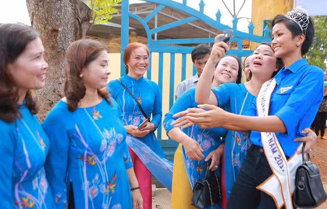 Và cùng với cô giáo cũ Trường Tiểu học Lê Thị Hồng Gấm, nơi H’Hen Niê theo học thời tiểu học ghi lại khoảnh khắc đáng nhớ