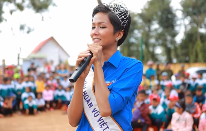 Chứng kiến những khó khăn, vất vả của thầy cô và trò Trường Tiểu học Lê Thị Hồng Gấm, H’Hen Niê đã bật khóc nghẹn ngào. “Các em phải luôn phấn đấu không ngừng để thực hiện ước mơ của mình. Nhất là các em học sinh người đồng bào dân tộc như H’Hen phải có định hướng rõ ràng, và nỗ lực hết mình để có sự lựa chọn đúng đắn cho tương lai. Trên bước đường thành công không có chỗ cho kẻ lười biếng”, H’Hen Niê chia sẻ.