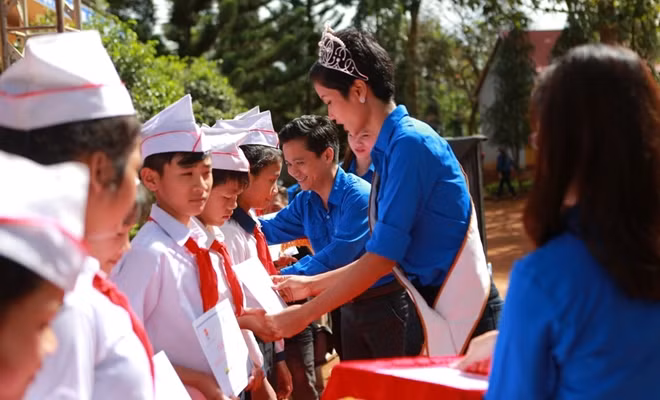 Sáng cùng ngày, tại buổi giao lưu, gặp gỡ với các em học sinh và thầy cô Trường THCS Lê Hồng Phong, Hoa hậu H’Hen Niê cùng với Tỉnh đoàn Đắk Lắk, các doanh nghiệp đóng chân trên địa bàn đã trao 50 suất học bổng cho các em học sinh nghèo học giỏi của trường.