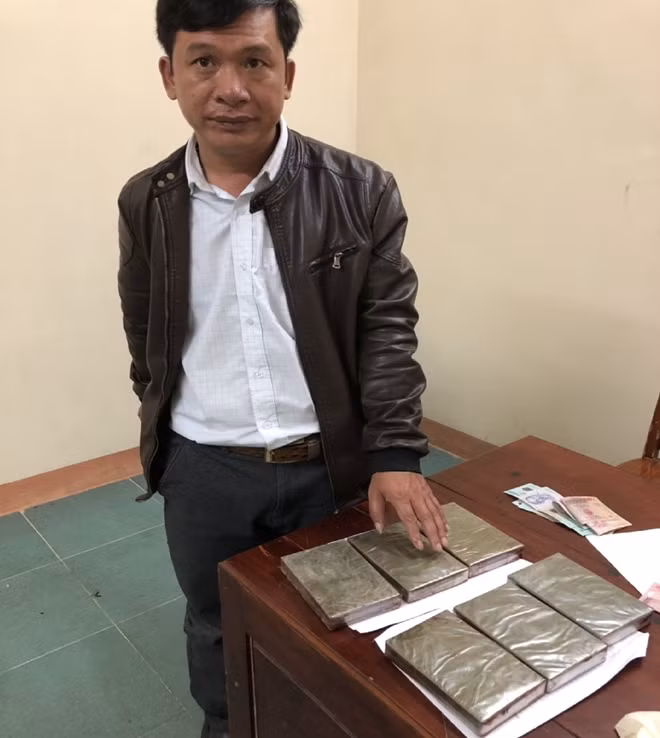 Đối tượng Nông Văn Lùng cùng số heroin bị bắt giữ tại cơ quan điều tra