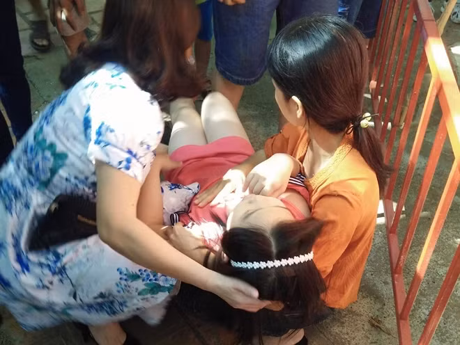 Bị rơi từ độ cao hơn 4 mét, hai cháu nhỏ bị ngất xỉu và phải nhập viện cấp cứu