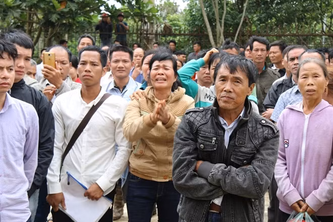 Hàng trăm người thân của các bị cáo ngóng trông phía ngoài phiên tòa