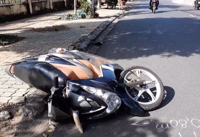 Chiếc xe máy của nạn nhân tại hiện trường
