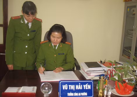 Thiếu tá Vũ Thị Hải Yến đang trao đổi công việc với đồng đội.