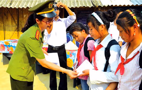 Thiếu tá Nguyễn Thị Bình Phương tặng đồ dùng học tập cho trẻ em vùng cao. Thiếu tá Nguyễn Thị Bình Phương tặng đồ dùng học tập cho trẻ em vùng cao.