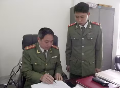 Trung tá Nguyễn Huy San chia sẻ kinh nghiệm công tác với cán bộ Đội xây dựng phong trào.