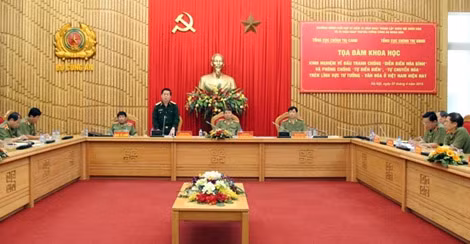 Các đại biểu phát biểu tham luận.