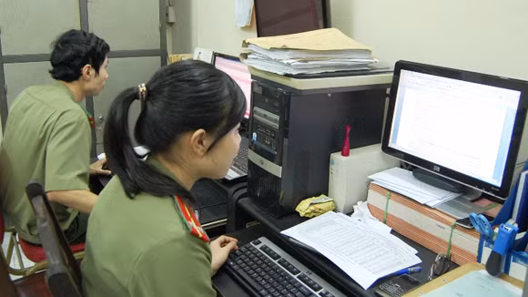 Ứng dụng hệ thống quản lý thông báo lưu trú trực tuyến tại các đơn vị công an cơ sở. Ảnh minh họa.