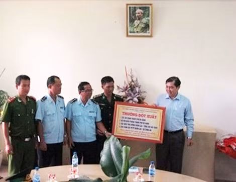 Lãnh đạo thành phố Đà nẵng thưởng nóng cho các lực lượng chống buôn lậu.