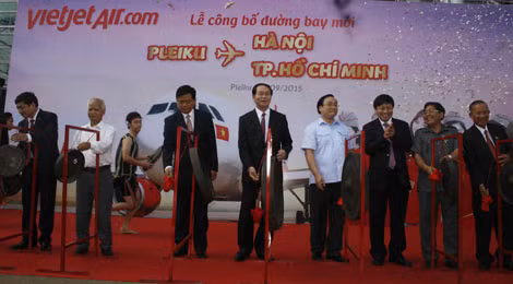 Các đại biểu đánh chiêng khai trương đường bay mới của VietJet Air đến sân bay Pleiku. Các đại biểu đánh chiêng khai trương đường bay mới của VietJet Air đến sân bay Pleiku.