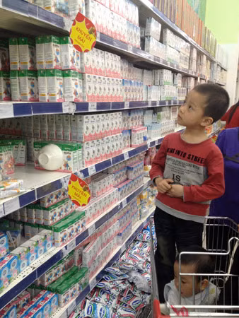 Giá sữa cao là nỗi lo của nhiều người tiêu dùng. Giá sữa cao là nỗi lo của nhiều người tiêu dùng.