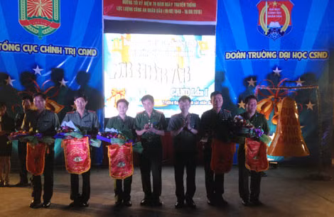 Ban tổ chức trao hoa, cờ lưu niệm cho các đoàn tham gia hội thi.