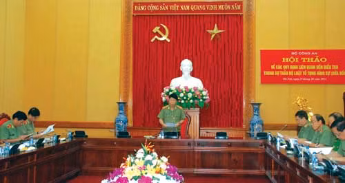 Thứ trưởng Bùi Văn Nam và các đại biểu dự Hội Thảo
