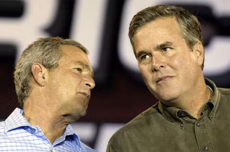 George W. Bush (trái) và Jeb Bush vào năm 2004. George W. Bush (trái) và Jeb Bush vào năm 2004.