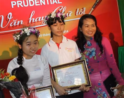 Bà Trần Thị Phương Lan – Trưởng đại diện Prudential khu vực ĐBSCL trao giải cho 2 thí sinh đoạt giải nhất.