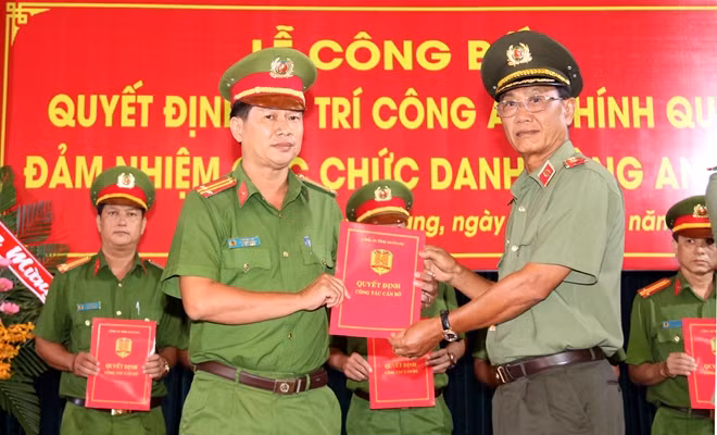 Thiếu tướng Bùi Bé Tư trao quyết định cho CBCS về đảm nhiệm chức danh Công an xã.
