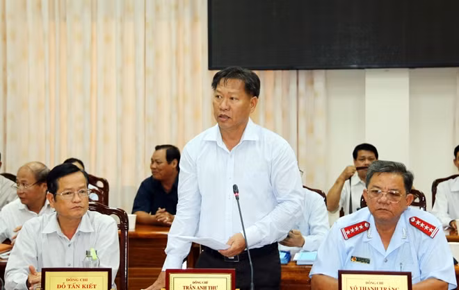 Phó Chủ tịch UBND tỉnh An Giang Trần Anh Thư báo cáo với Phó Thủ tướng thường trực và Đoàn công tác về tình hình sạt lở trên địa bàn và kiến nghị giải pháp.