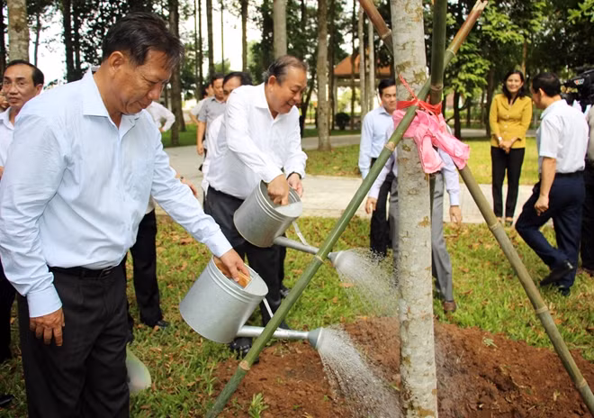 Phó Thủ tướng Trương Hòa Bình cùng các đại biểu trồng cây lưu niệm trong khuôn viên Khu lưu niệm Chủ tịch Tôn Đức Thắng