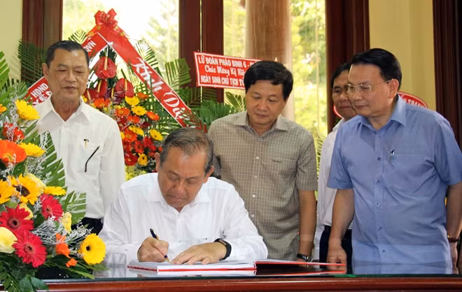 Phó Thủ tướng Trương Hòa Bình ghi sổ lưu niệm tại Khu lưu niệm Chủ tịch Tôn Đức Thắng.
