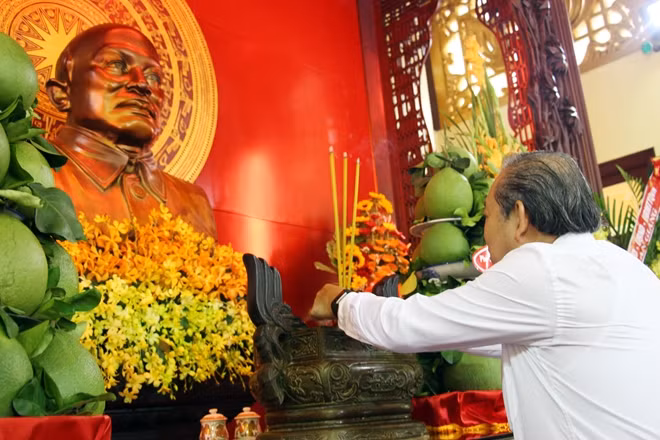 Phó Thủ tướng Trương Hòa Bình dâng hương tưởng nhớ Chủ tịch Tôn Đức Thắng.