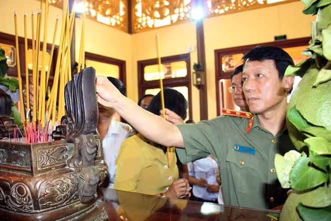 Trung tướng Lương Tam Quang - Thứ trưởng Bộ Công an dâng hương tưởng nhớ Chủ tịch Tôn Đức Thắng.