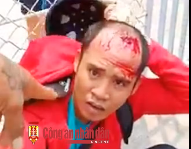 Đối tượng Phương bị người dân bắt giữ. (Ảnh: cắt từ video).