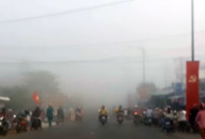 Dù đã gần 8h sáng nhưng sương mù vẫn dày đăc, hạn chế tầm nhìn của người tham gia giao thông.