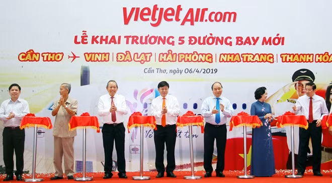 Thủ tướng Chính phủ Nguyễn Xuân Phúc; Phó Thủ tướng Thường trực Chính phủ Trương Hòa Bình cùng các đại biểu cắt băng khai trương 5 đường bay mới đi, đến TP Cần Thơ của Hãng Hàng không Vietjet.