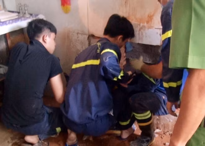 Tổ công tác tiến hành khoan cắt bức tường nhà...