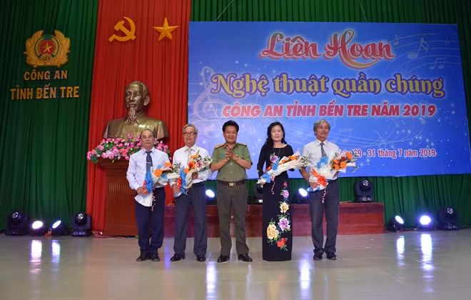 Đại tá Phạm Văn Ngót - Phó Giám đốc Công an tỉnh Bến Tre tặng hoa cho Ban giám khảo.