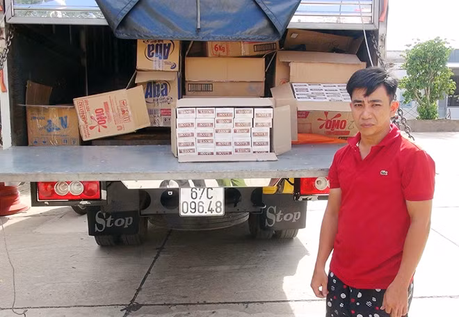 Tài xế Hiệp và tang vật.