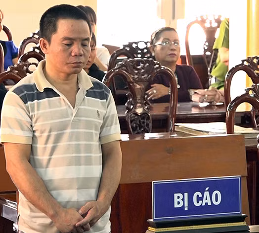 “Gã cha nuôi” đồi bại, lãnh án 15 năm tù