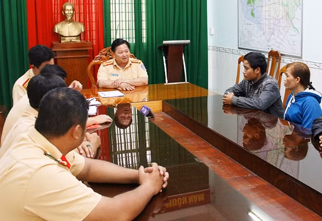 Đại tá Nguyễn Bá Quận - Trưởng phòng CSGT đường bộ Công an tỉnh An Giang tuyên truyền người dân nâng cao ý thức tự bảo vệ tài sản.