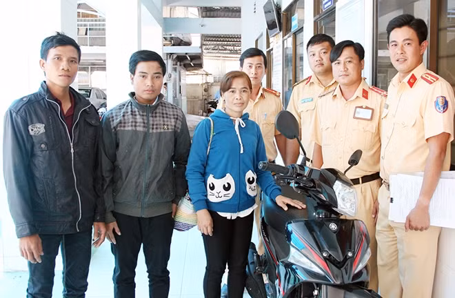Gia đình chị Phượng vui mừng khi nhận lại tài sản bị mất.