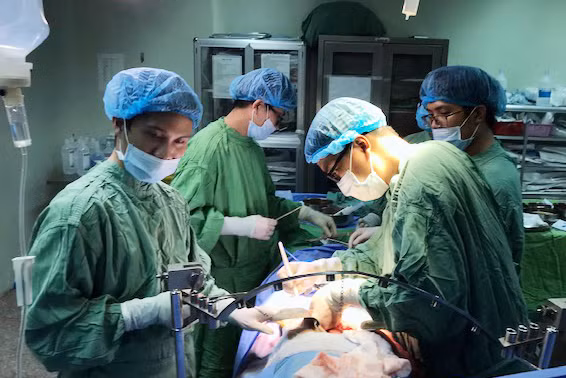Ê kíp các y, bác sĩ Bệnh viện Đa khoa Trung ương Cần Thơ thực hiện phẫu thuật cắt khối tá tràng đầu tụy.