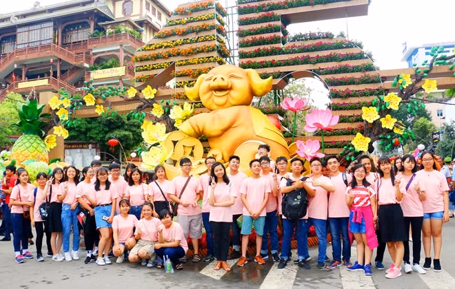 Nhiều bạn trẻ thích thú chụp hình với heo vàng - linh vật của năm nay.