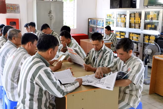 Phạm nhân tại Trại giam Định Thành đọc sách, báo.