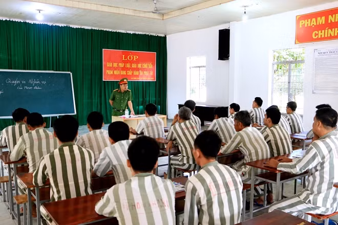 Một buổi giảng dạy về kiến thức pháp luật cho phạm nhân ở Trại giam Định Thành.
