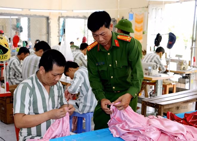 Hướng dẫn kỹ thuật may cho phạm nhân.