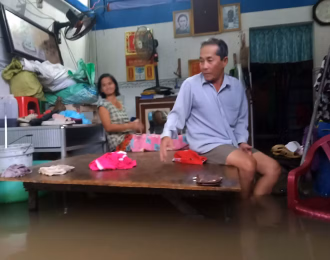 Nước ngập gây ảnh hưởng trực tiếp đến đời sống và thiệt hại về tài sản đối với người dân.