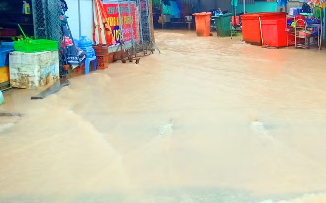 Một số tuyến đường giao thông gần như bị chia cắt bởi nước ngập.