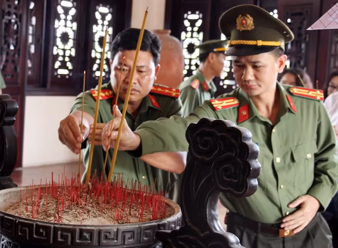 CBCS, phóng viên, nhân viên Báo CAND dâng hương tưởng nhớ đồng chí Phạm Hùng.