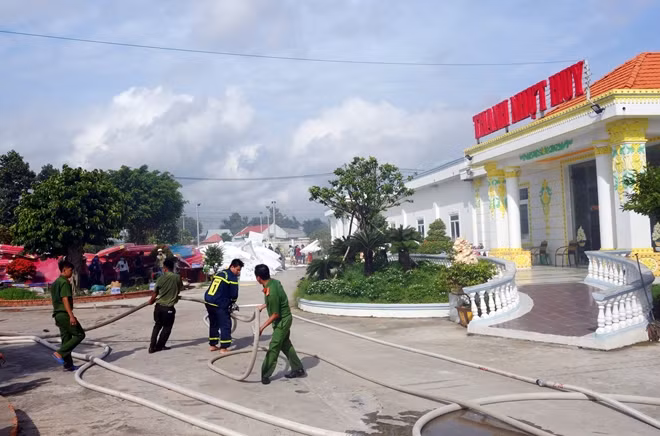 Lực lượng chữa cháy tiếp cận, khống chế ngọn lửa.