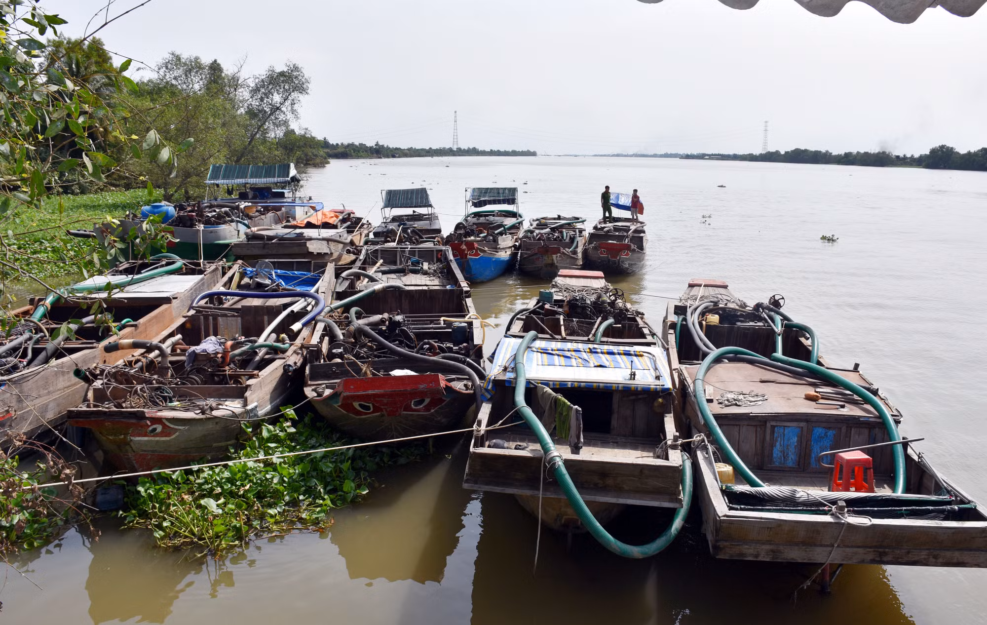 Công an Bến Tre bắt giữ 12 phương tiện hút trộm cát sông
