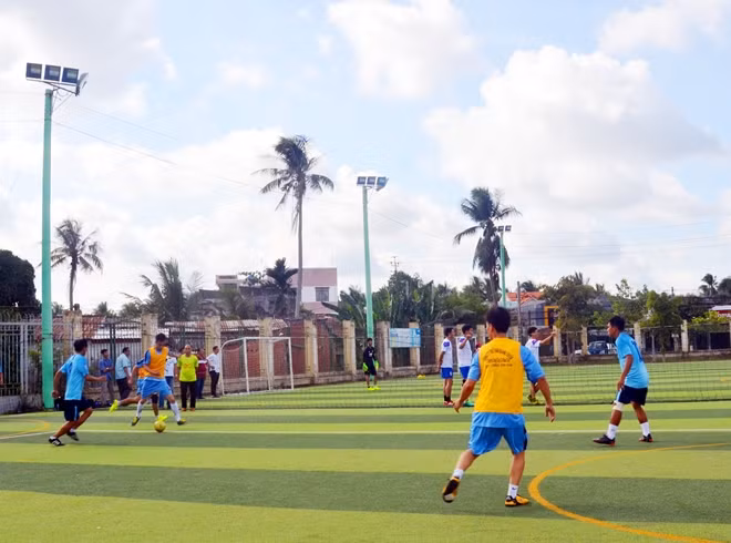 Các đội bóng tranh tài kịch tính.