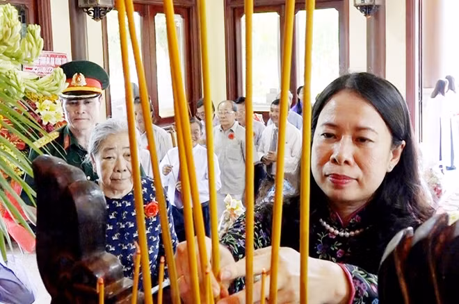 Bà Võ Thị Ánh Xuân - Bí thư Tỉnh ủy An Giang dâng hương tại Lễ tưởng niệm 39 năm ngày mất của Chủ tịch Tôn Đức Thắng.
