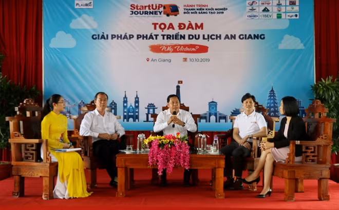 Các đại biểu tham gia Tọa đàm “Giải pháp phát triển du lịch An Giang”.